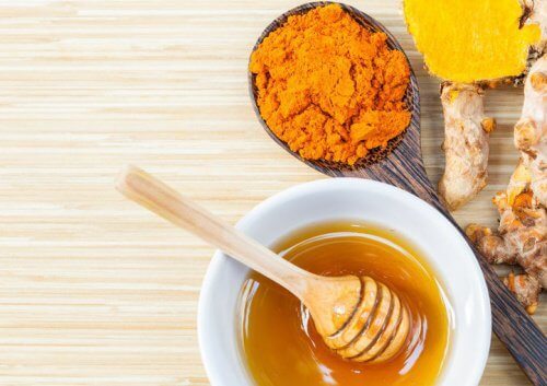 Honey and turmeric to lighten dark armpits, elbows and knees